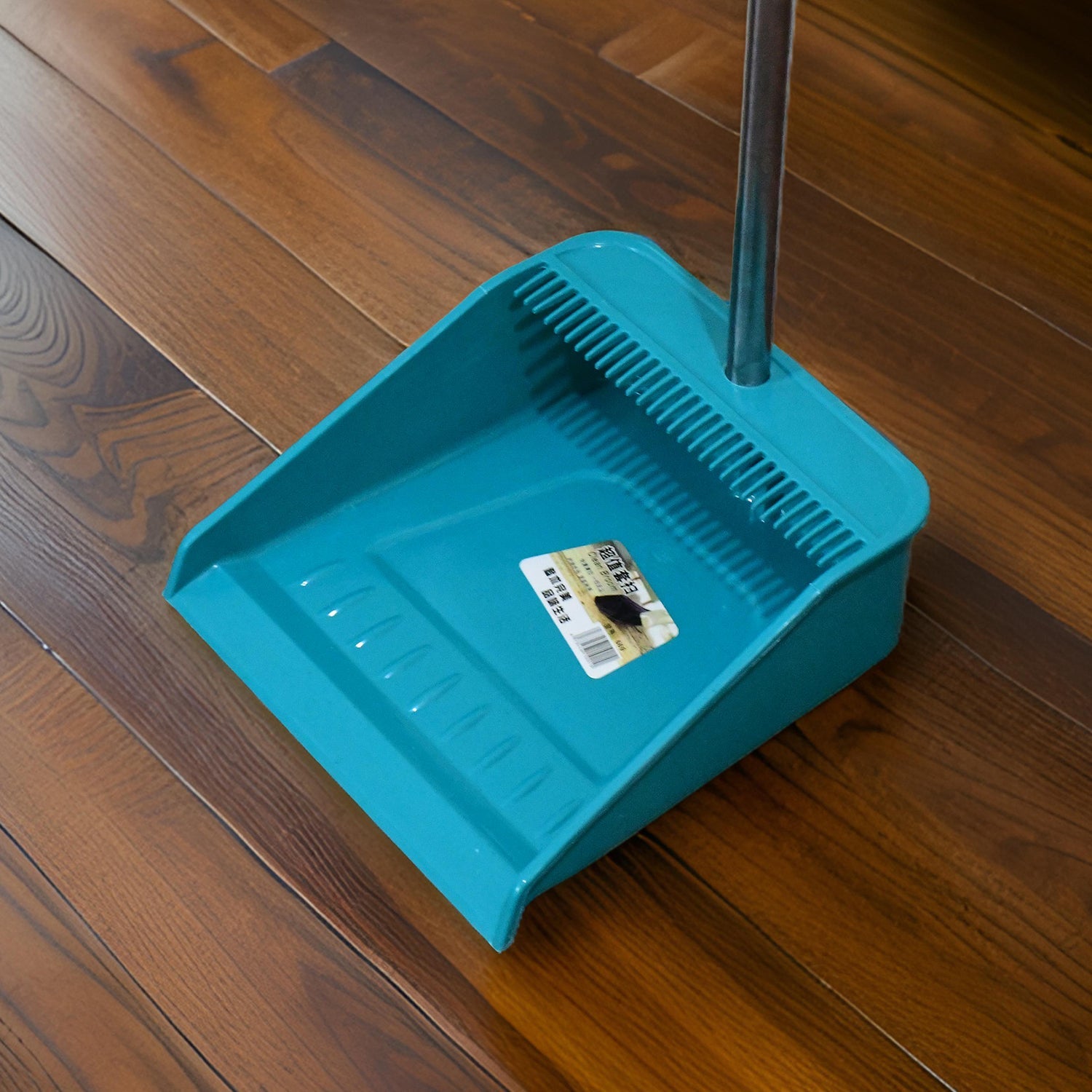 2-piece set including a long handle dustpan and brush, designed for effective cleaning. 2-piece set including a long handle dustpan and brush, designed for effective cleaning.